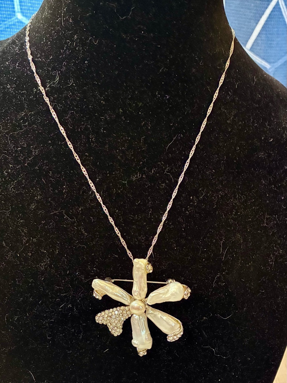 Elegant White Natural Pearl Flower Pendant Necklace/Brooch - Picture 2 of 7